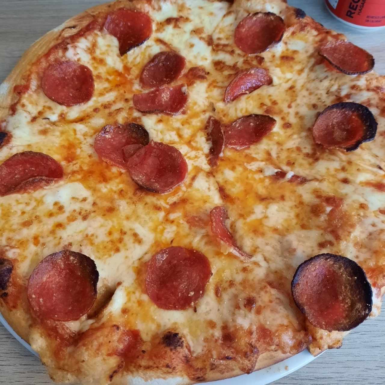 Pizza de peperoni con doble queso.