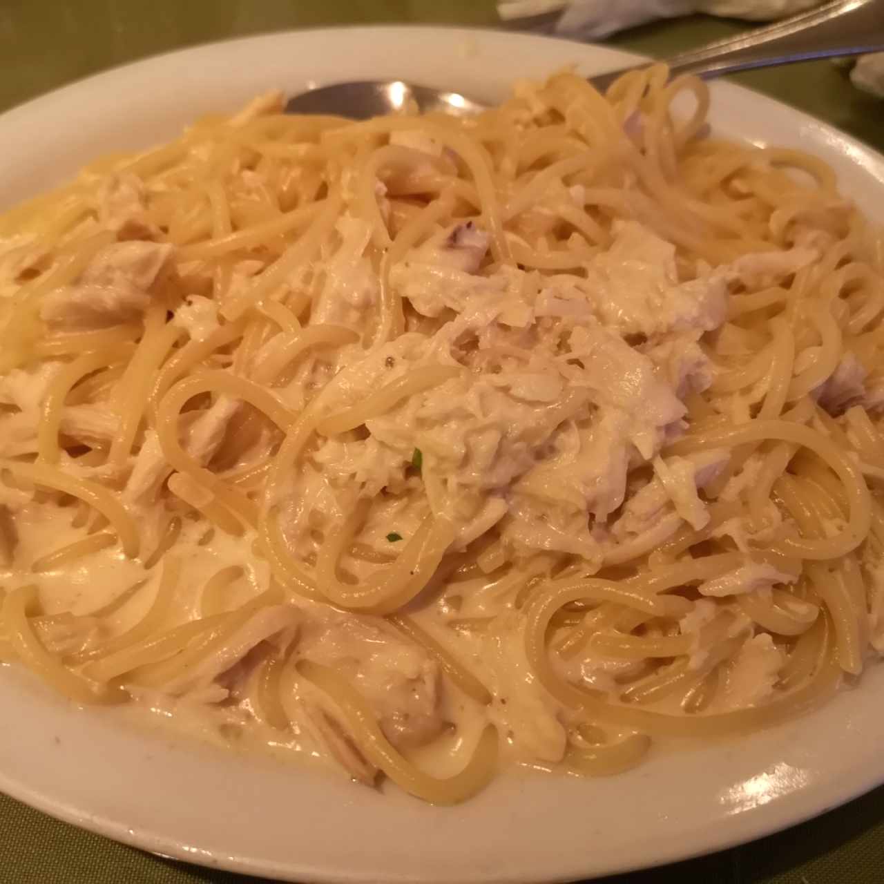 Spaghetti Alfredo en salsa blanca con Pollo