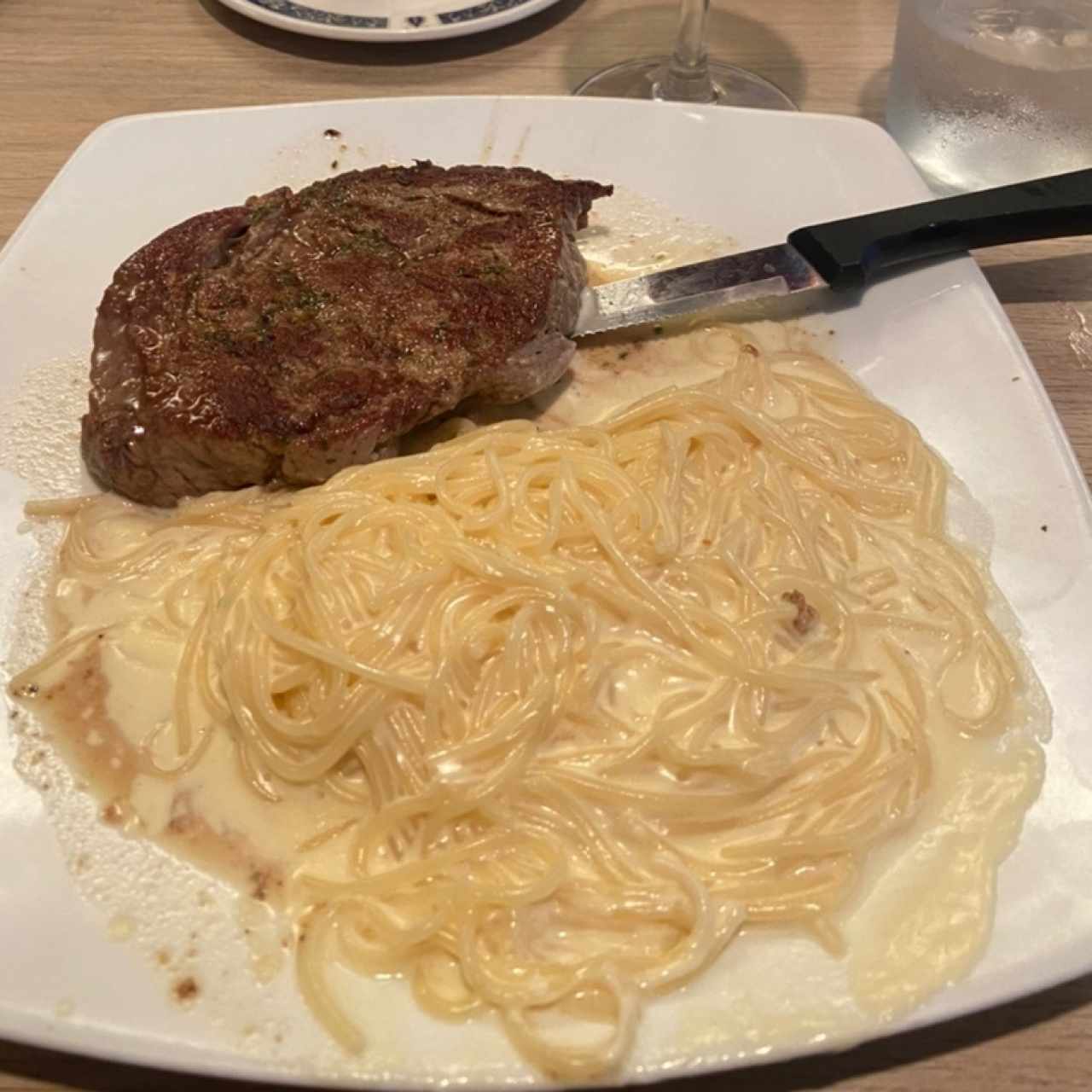 Carnes - Filete a Plancha con Spaghetti Alfredo