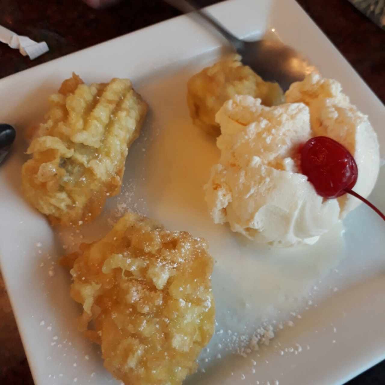 Postre banana tempura con helado de vainilla