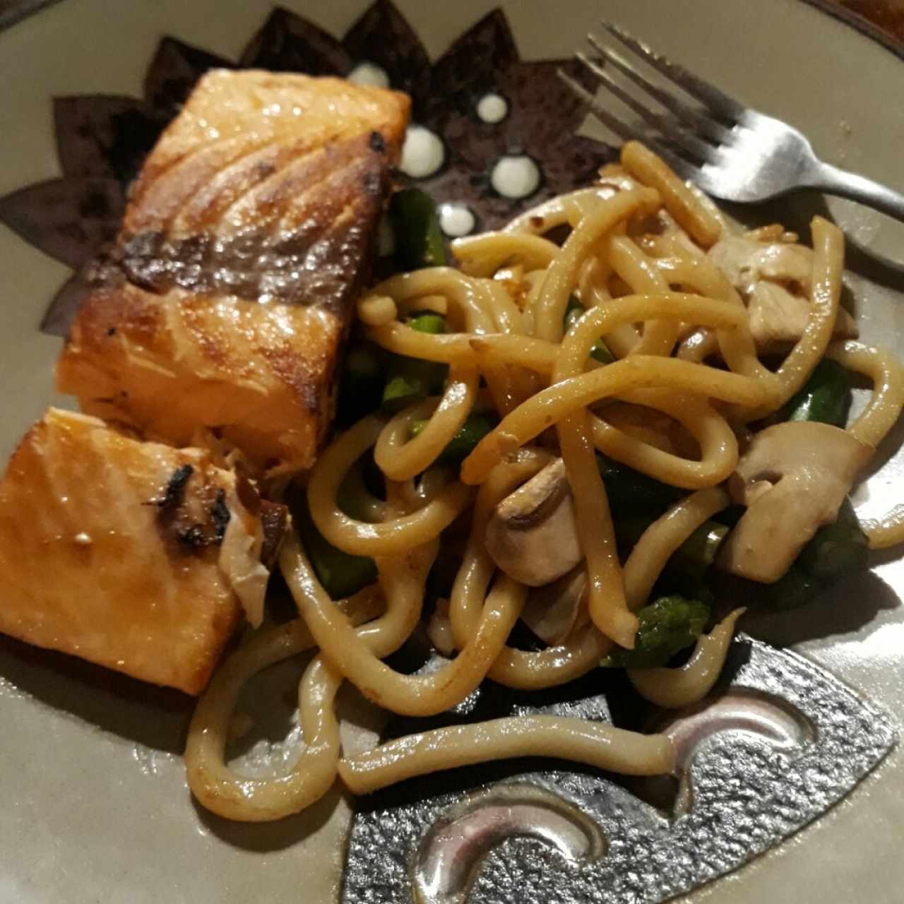 salmon con vegetales y pasta salteados  delicioso