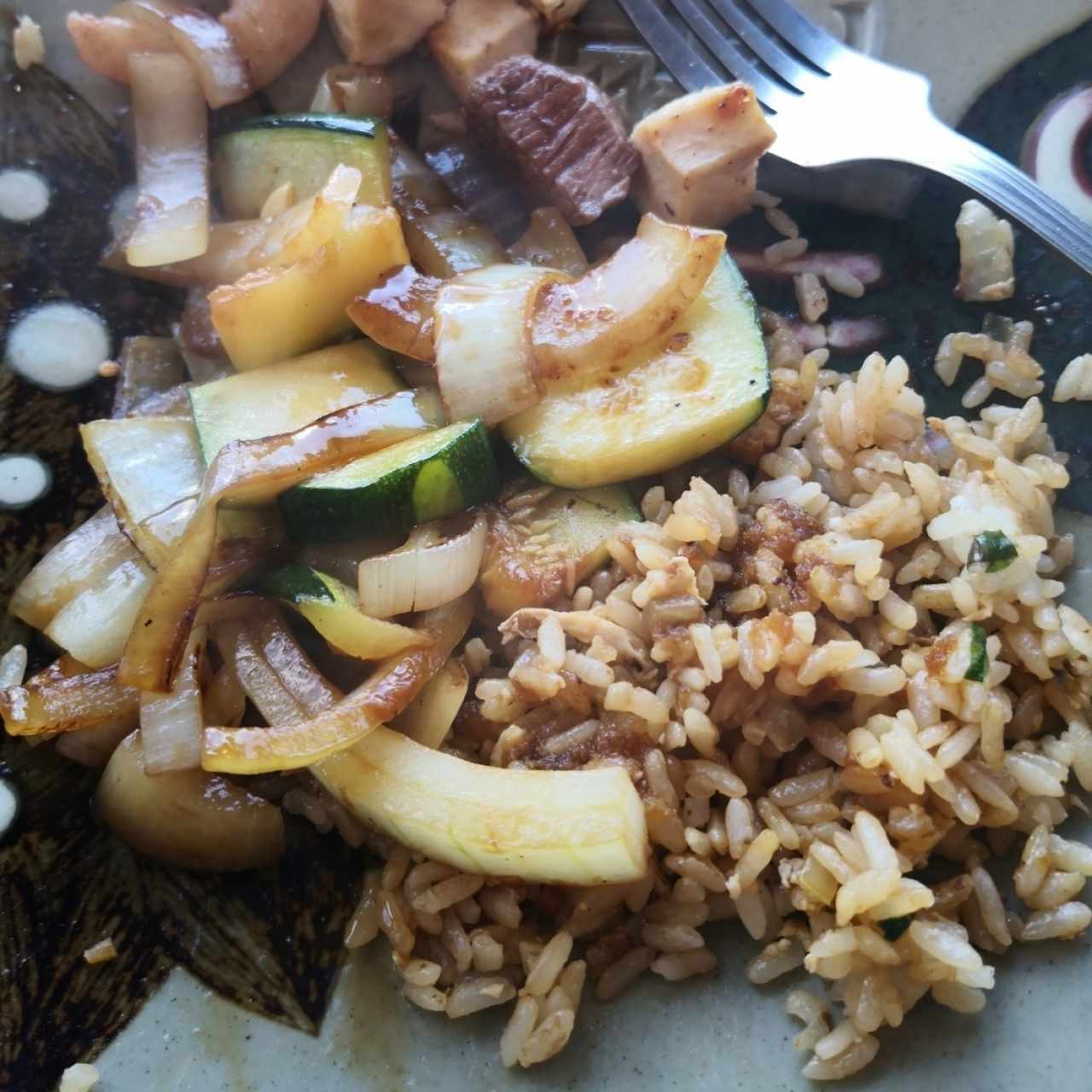 pollo y carne y arroz wok