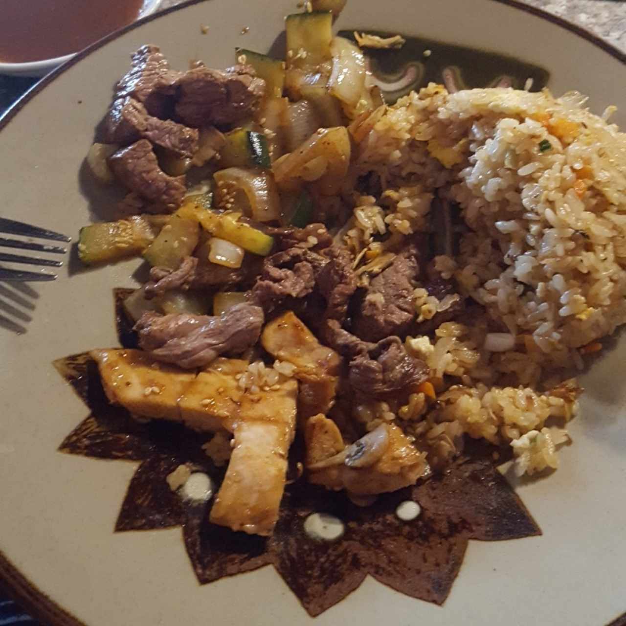 carne, pollo, arroz y vegetales