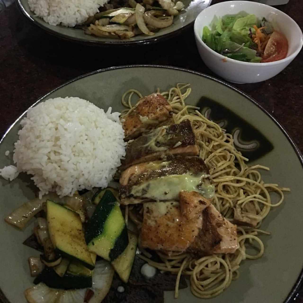 fideos arroz y pollo todos acompañados de ensalada y rico aderezo