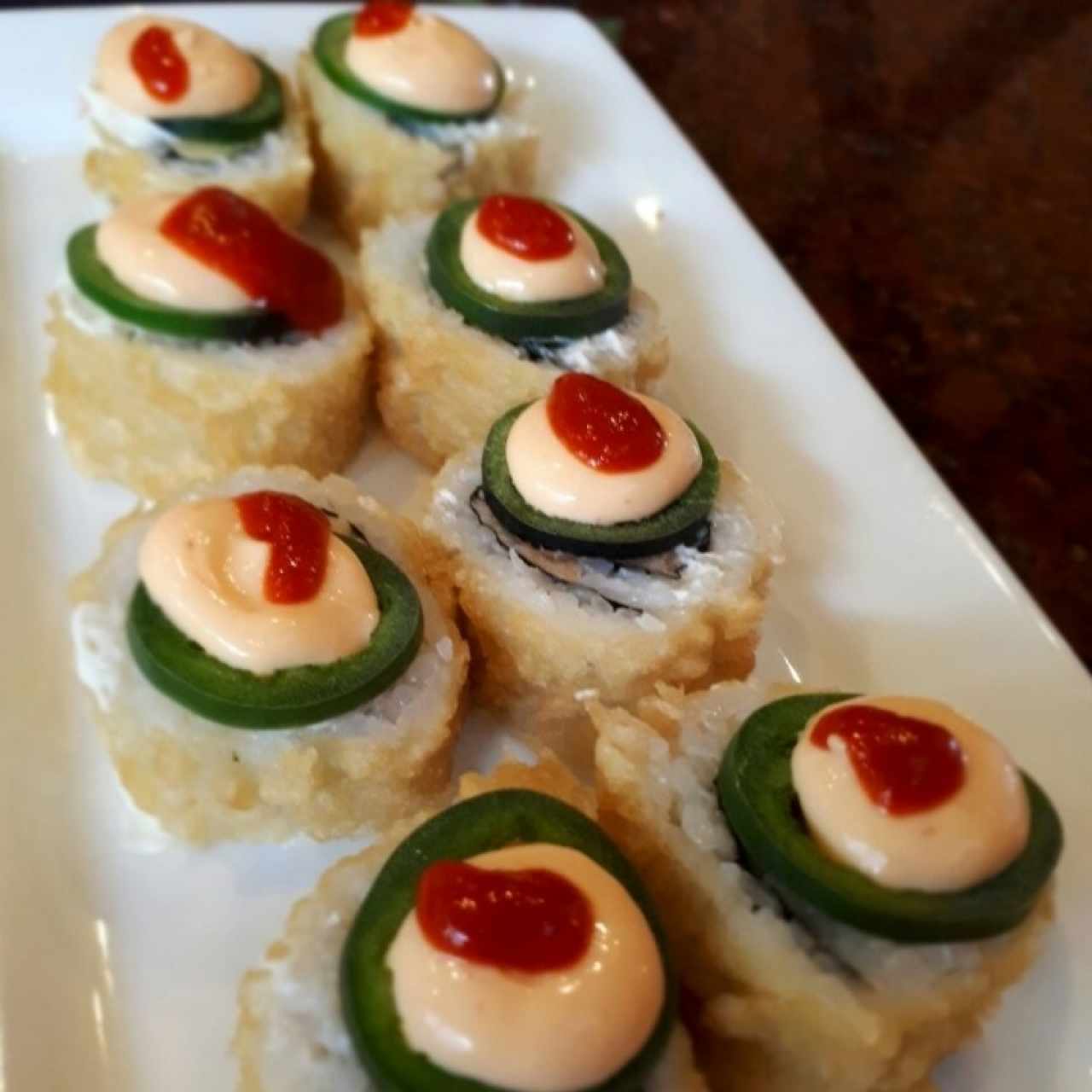 sushi con salsa chipotle y japapeño