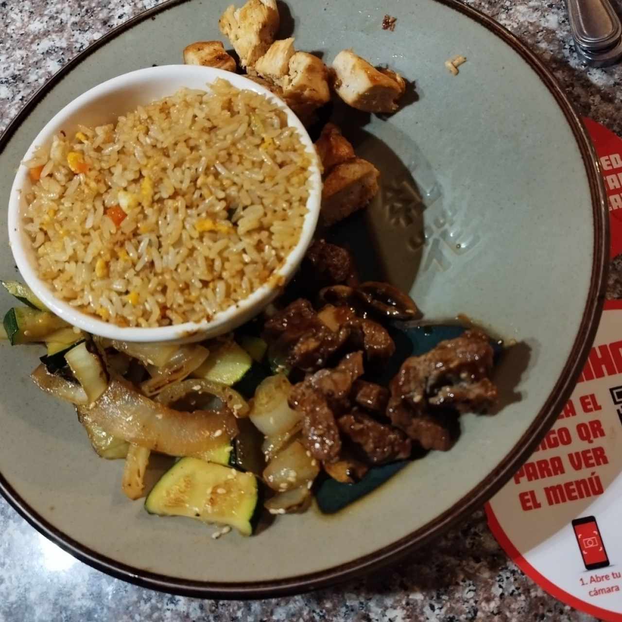 carne teriyaki, pollo y arroz frito