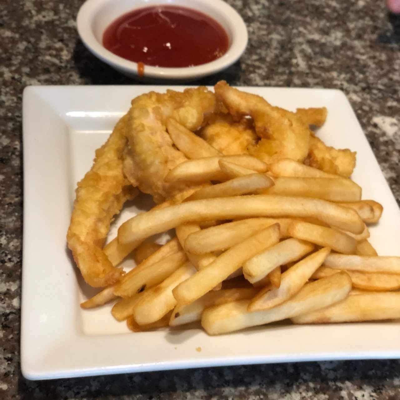 Tiras de pollo y papitas