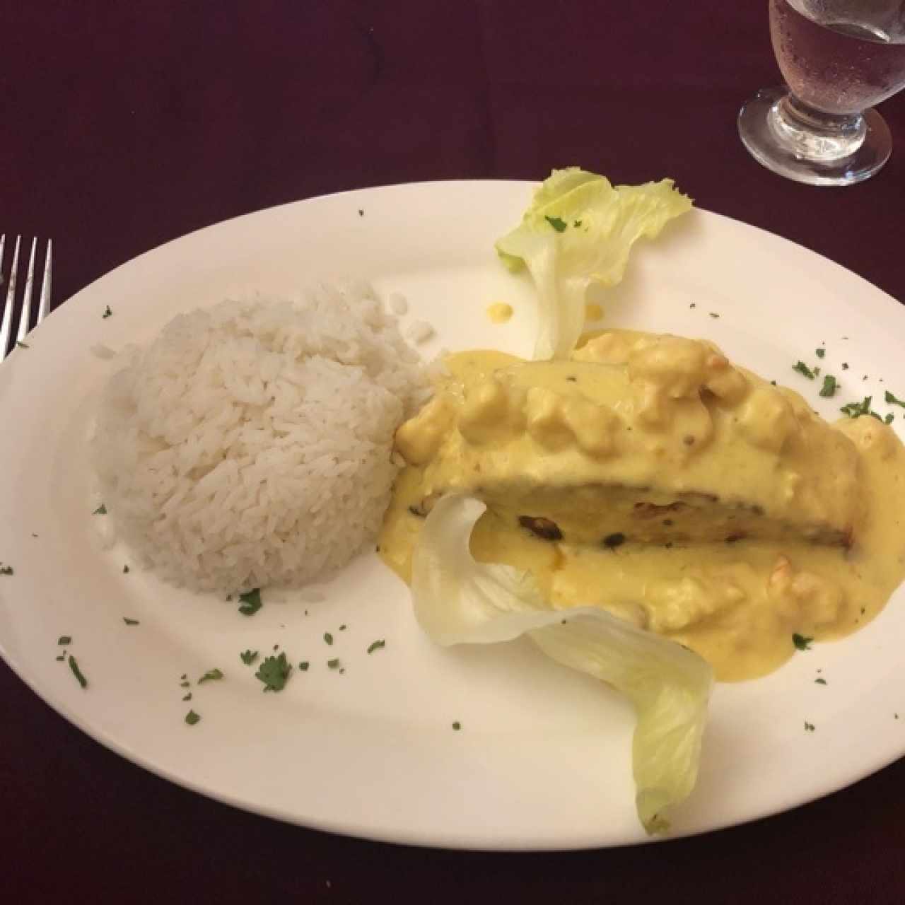Salmón a la parrila en salsa blanca con camarones y arroz