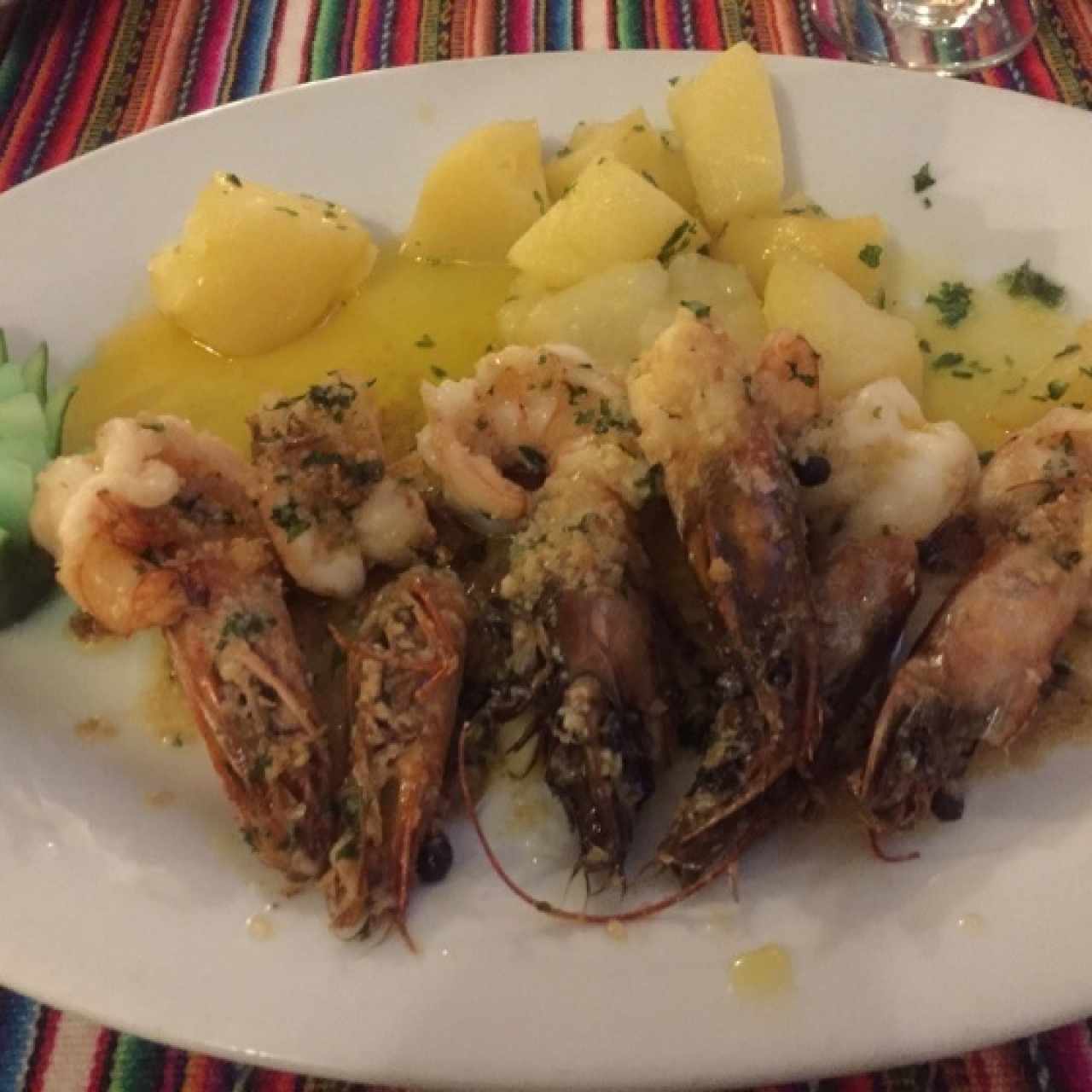 camarones al ajillo con papas asadas