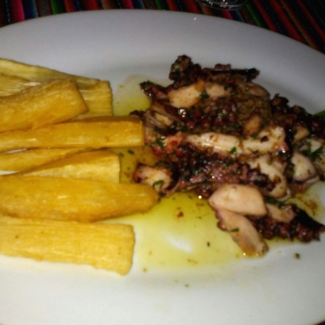 Pulpo al ajillo con yuca