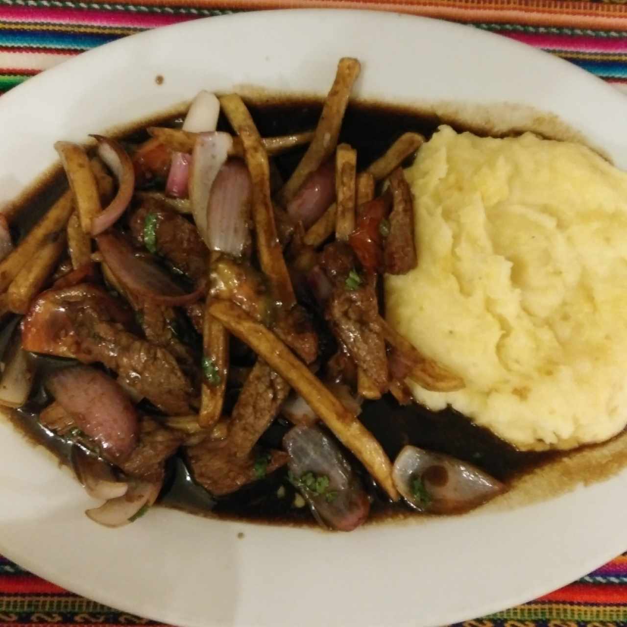 Lomo Saltado con puré.