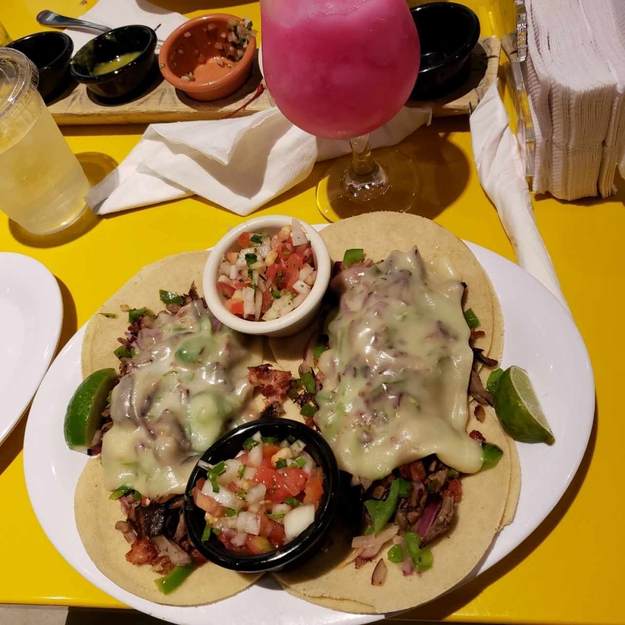 Tacos de carne y limonada rosada