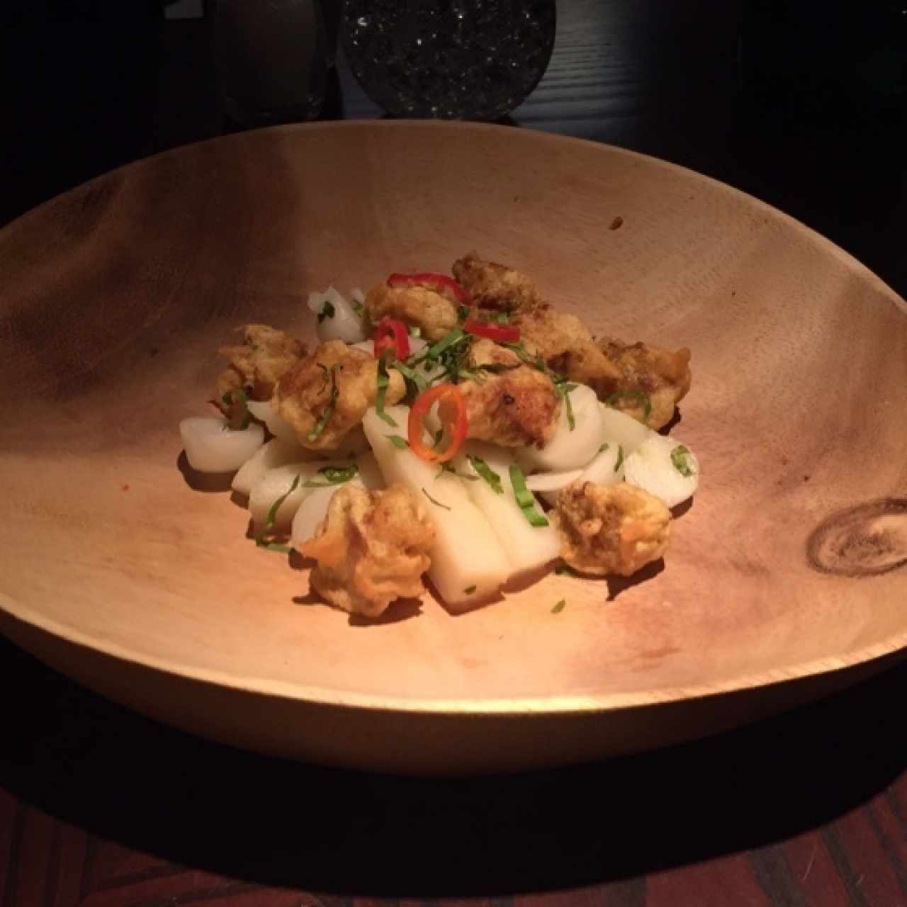 Scobish, tempura de pescado, mamita de yuca, cebolla perla escabechada