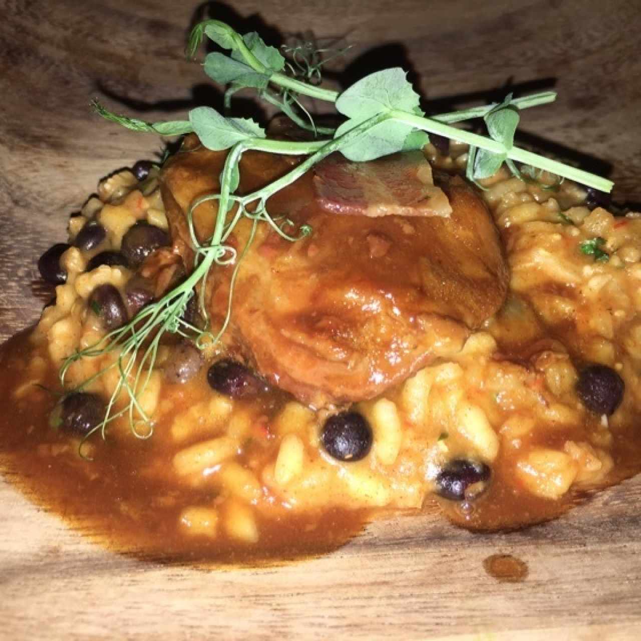 Carrilleras braseadas, arroz meloso con guandú