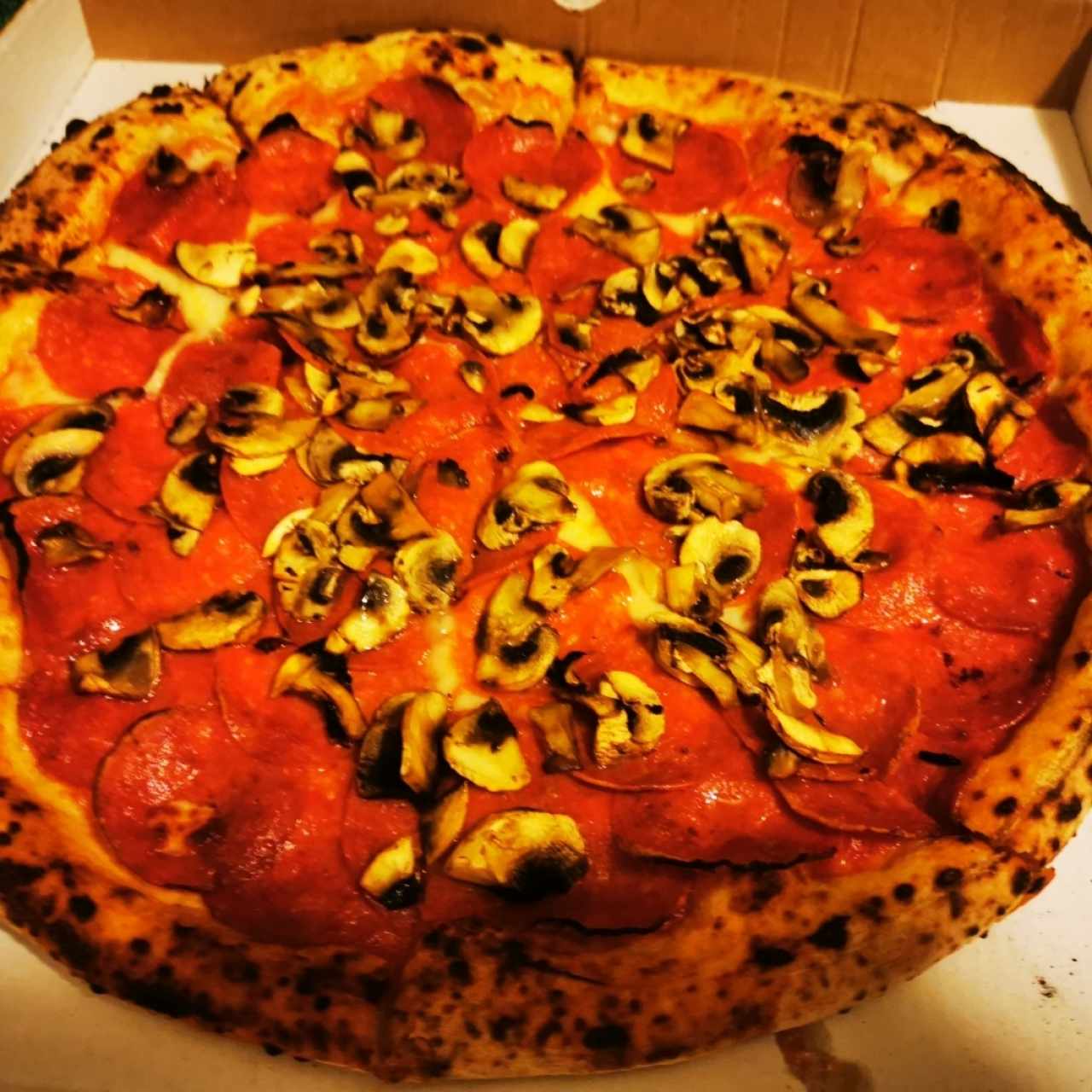 Pizza - Pizza Pepperoni con hongos 