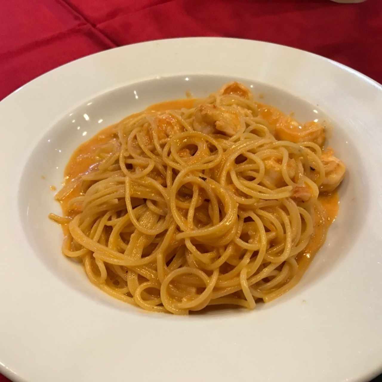 spaguetini con camarones en salsa rose