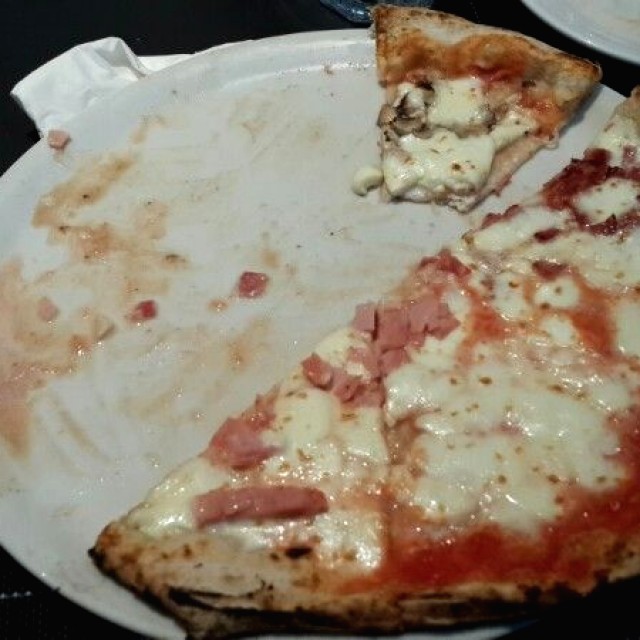 Pizza Cuatro Estaciones (muy mala) el queso soltaba agua (ver a  un lado del plato) - hizo que toda la masa estuviese aguada)