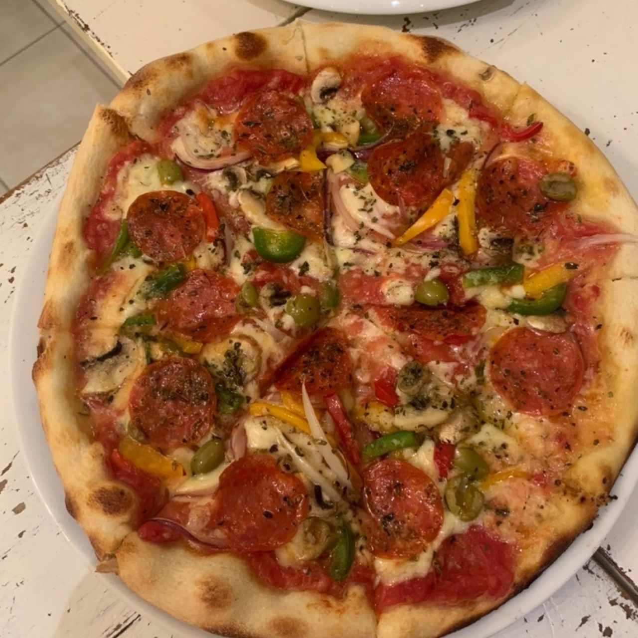 pizza de vegerales con peperonni