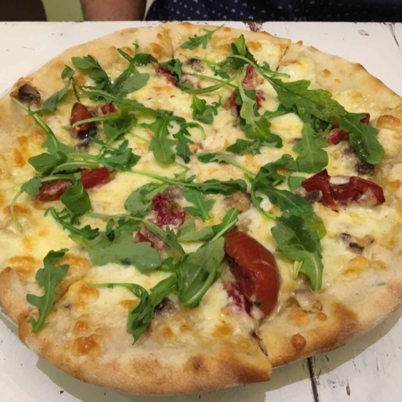 Pizza fuera de carta sin salsa de tomate y con aceite de trufas 