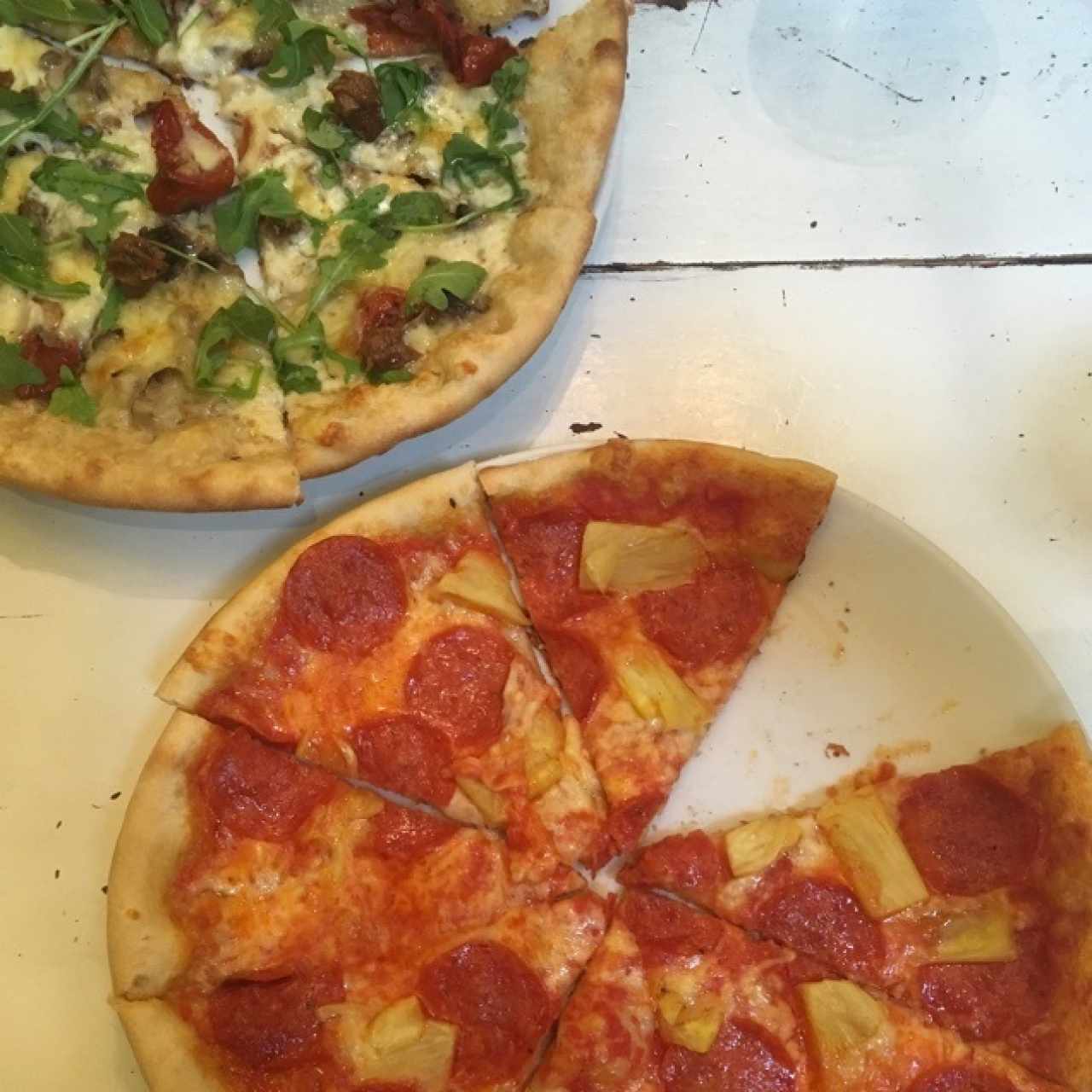 pizza bianca y pizza de peperonni con piña