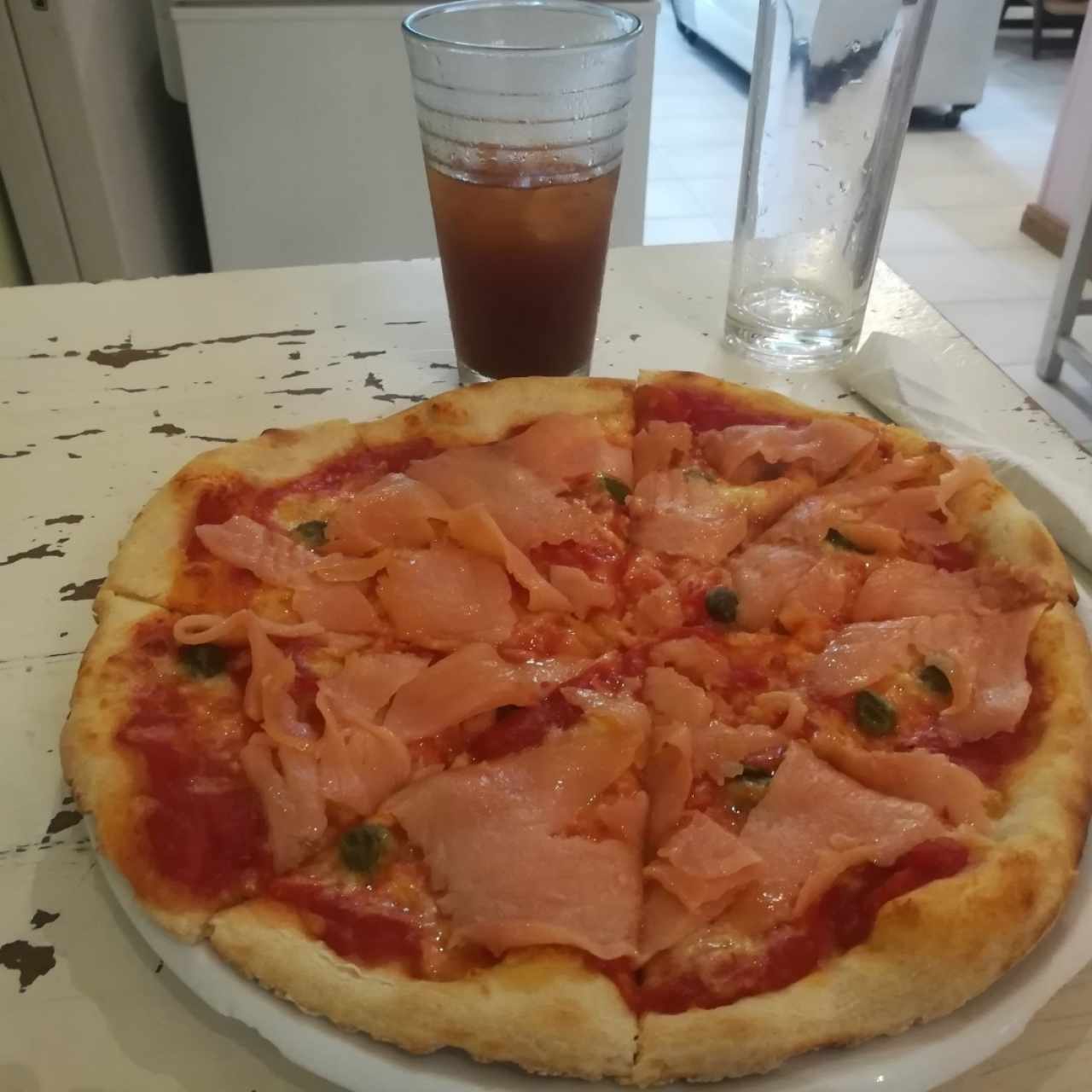 pizza de salmón con té natural