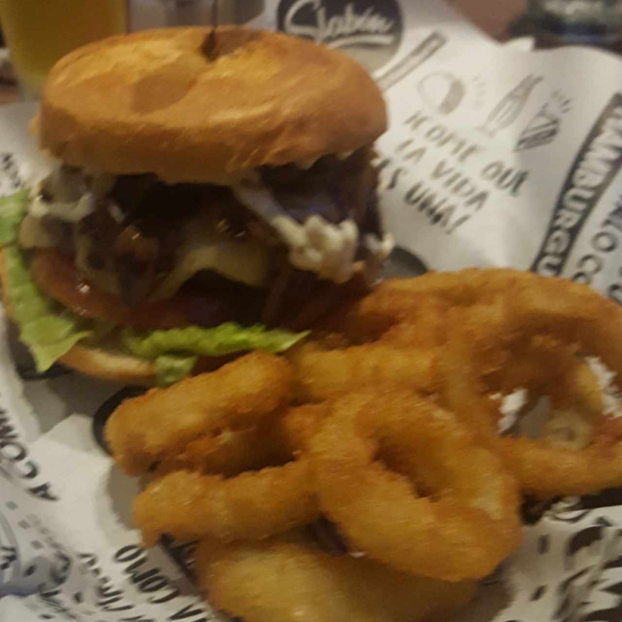 hamburguesa con aros de cebolla