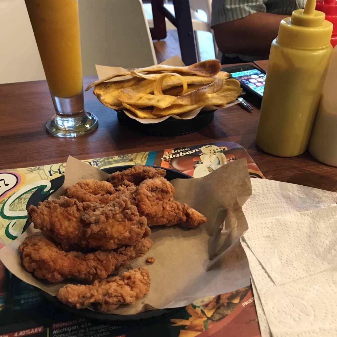 chicken fingers y platanitos verdes