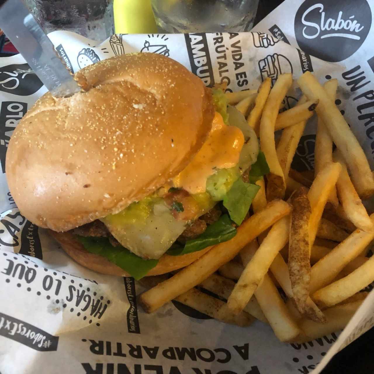 oaxaca burger con papitas