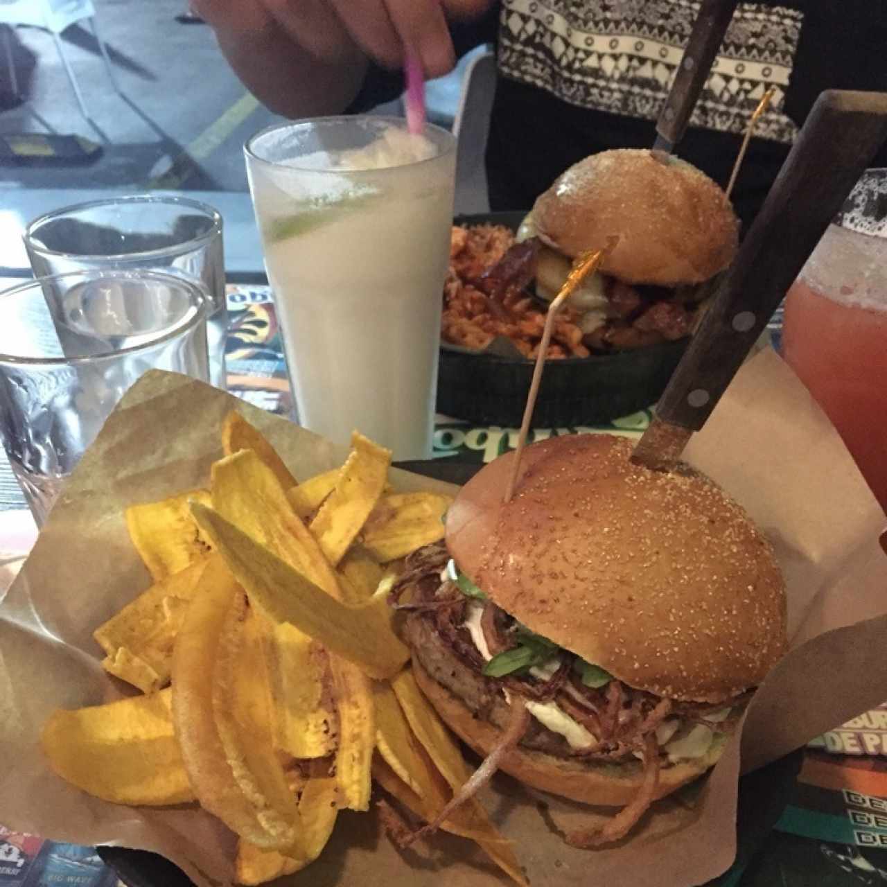 hamburguesa La K-brona & Limonada de Coco