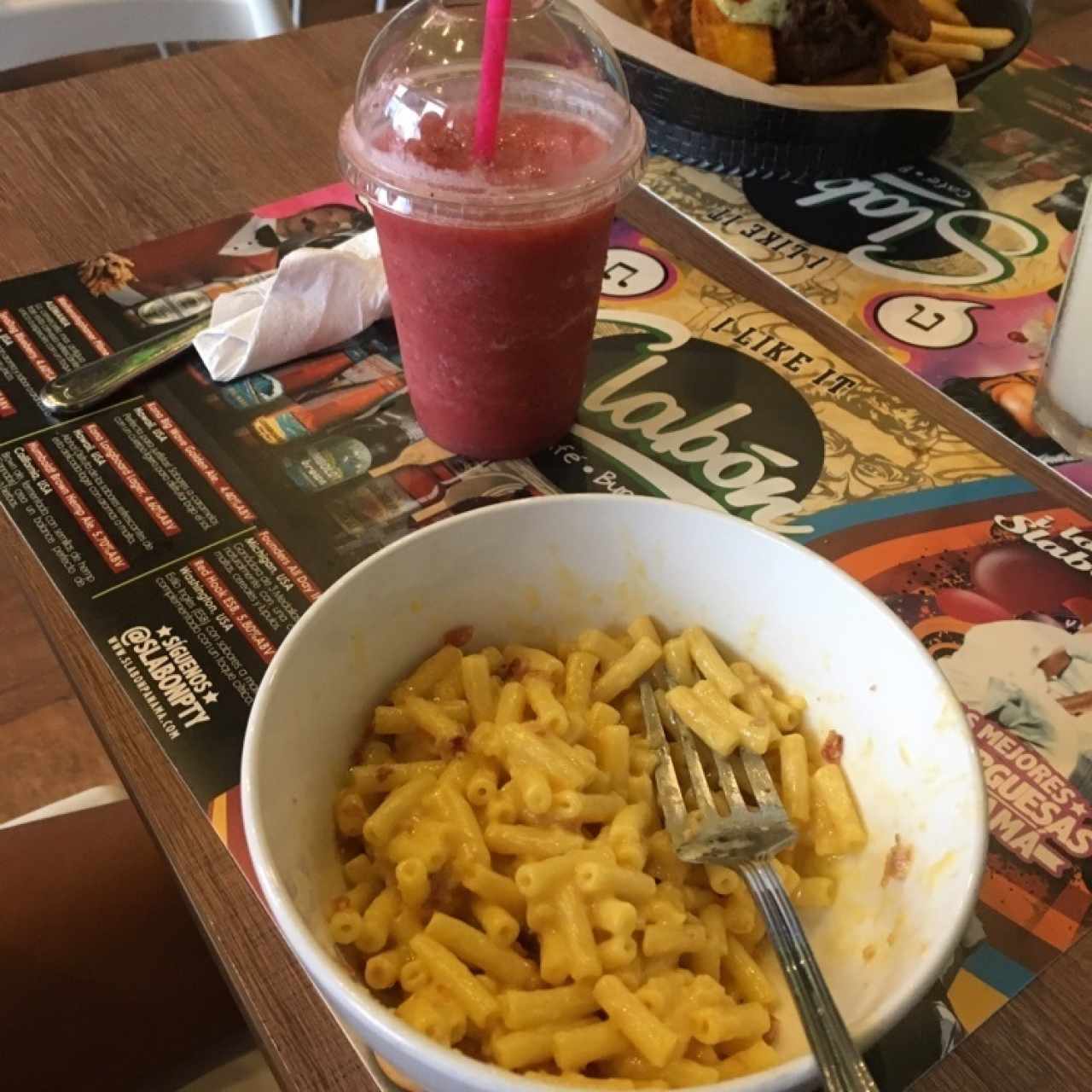mac'n cheese with bacon and strawberry smoothie