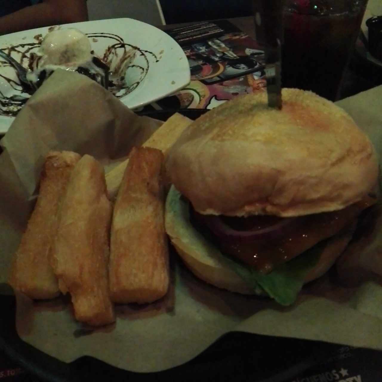 pulled pork burger con yuca frita