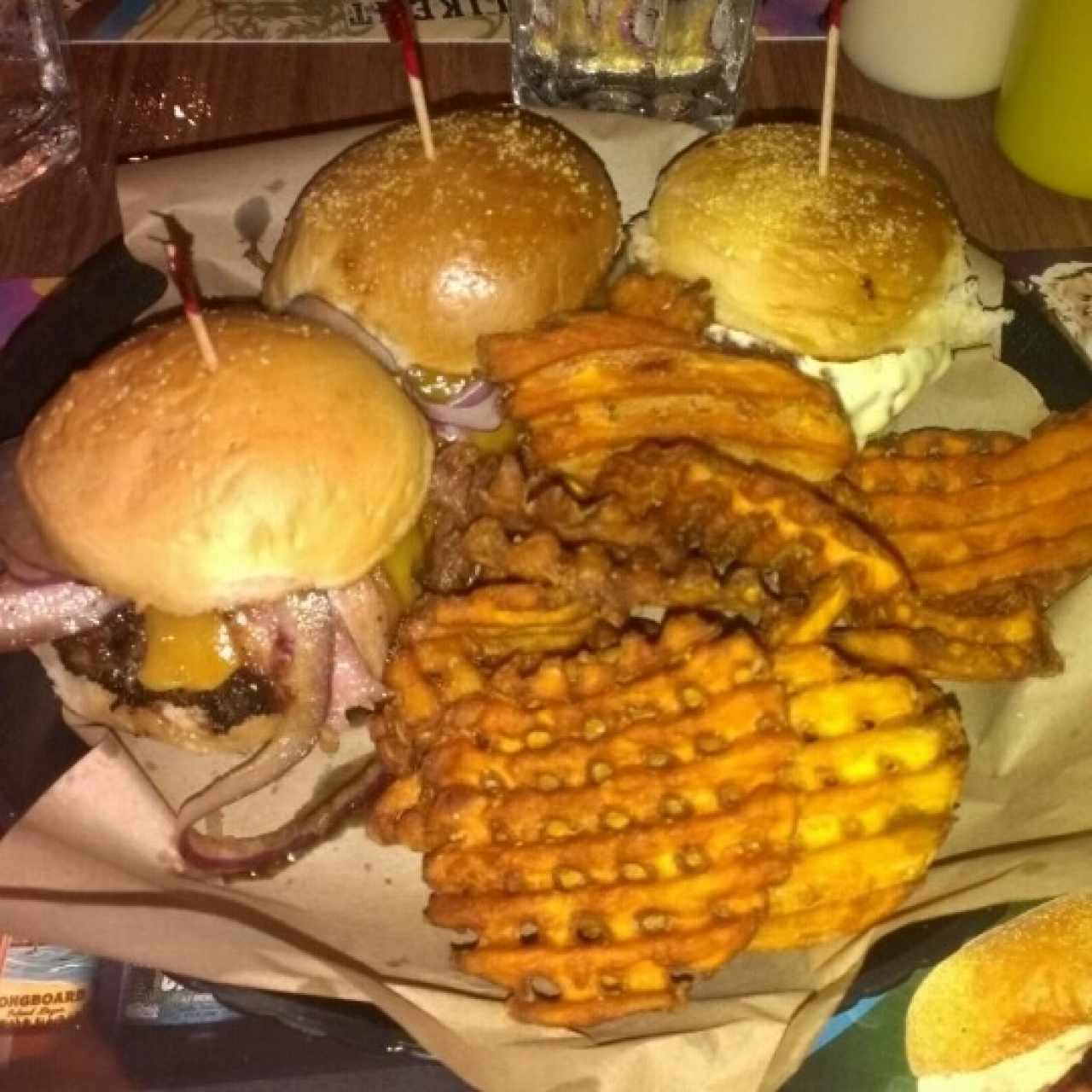 trilogía (América Burger, pulled porck, mushroom swiss más camote frito 