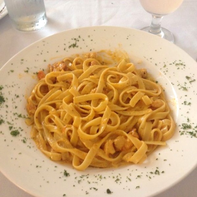 Fettuccini en salsa de camarones y brandy