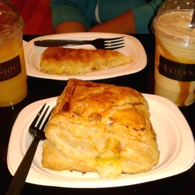 Pan con jamon y queso, frappe de caramelo, jugo natural de naranja