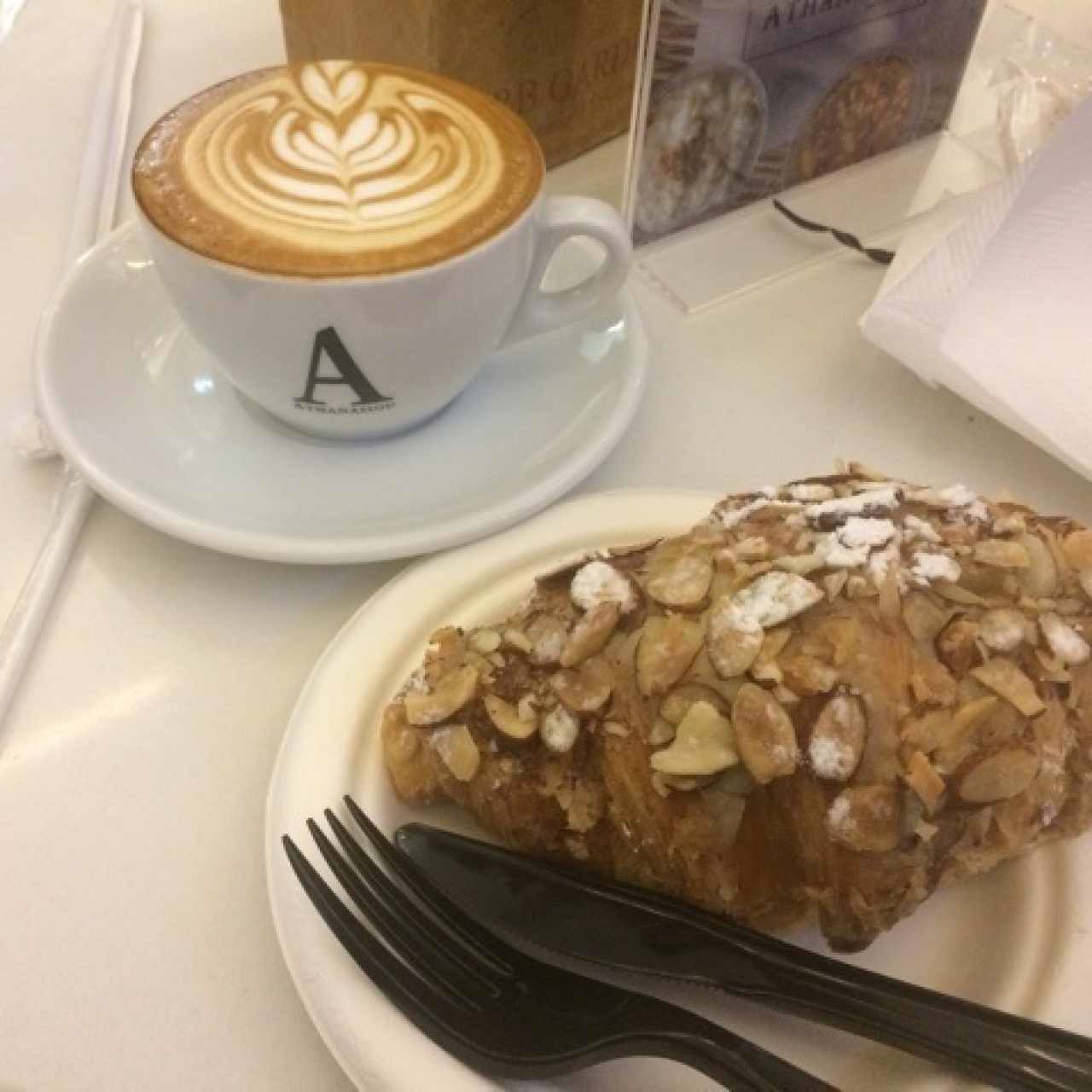 capuccino con croissant de almendras