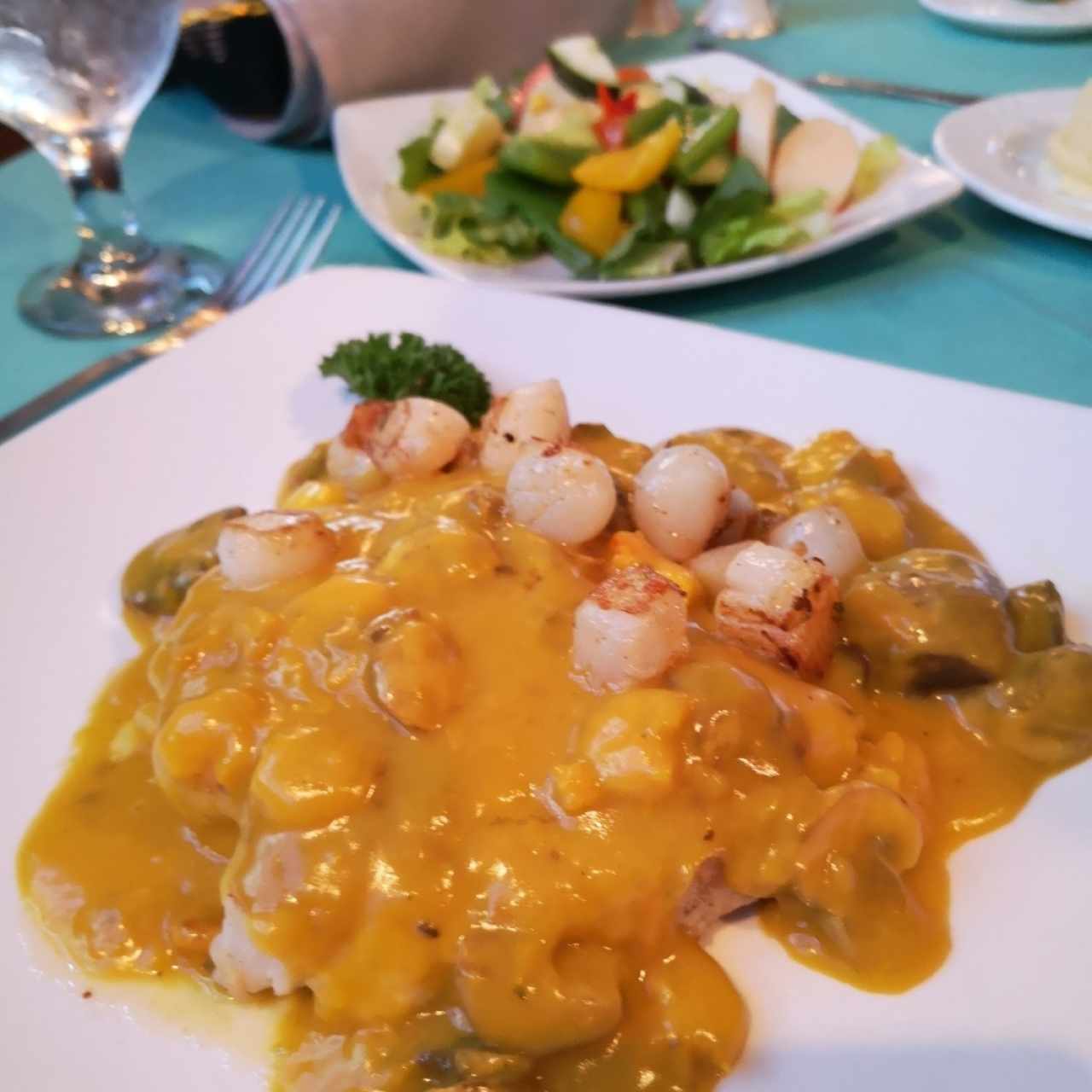 Corvina con hongos, azafran