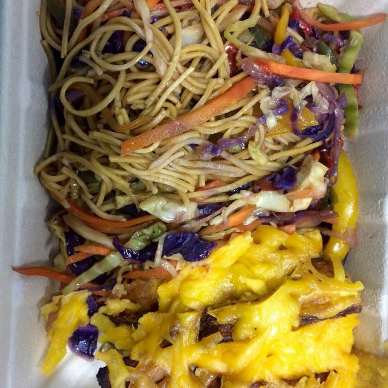 Chau mein de vegetales y pastel de platano y queso