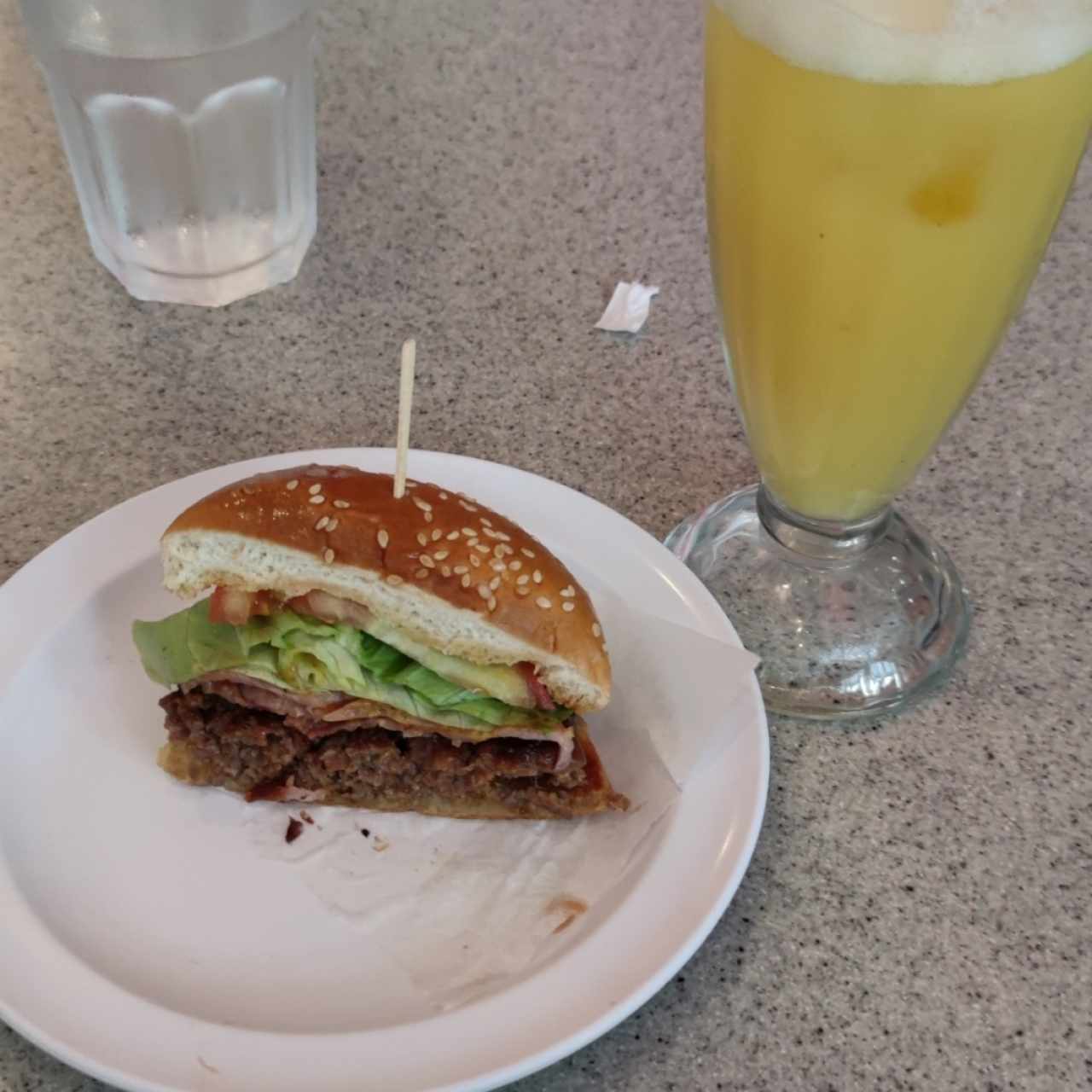 hamburguesa con tocino y licuado piña
