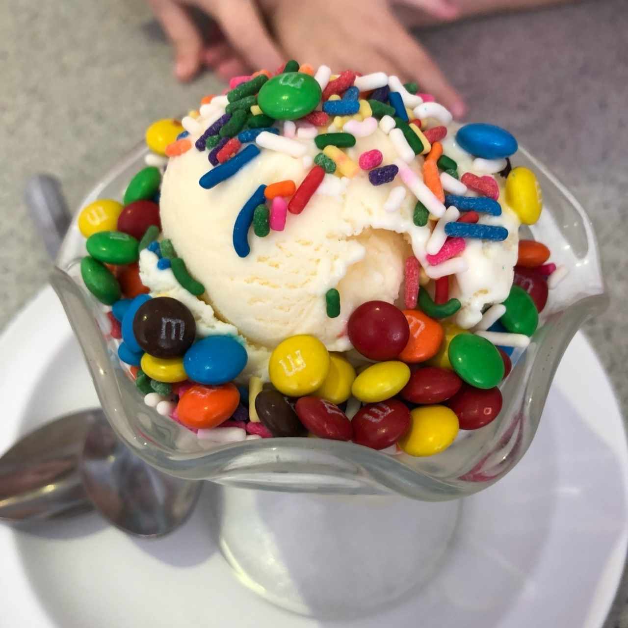 helado de vainilla con chispas colores y M&M’s