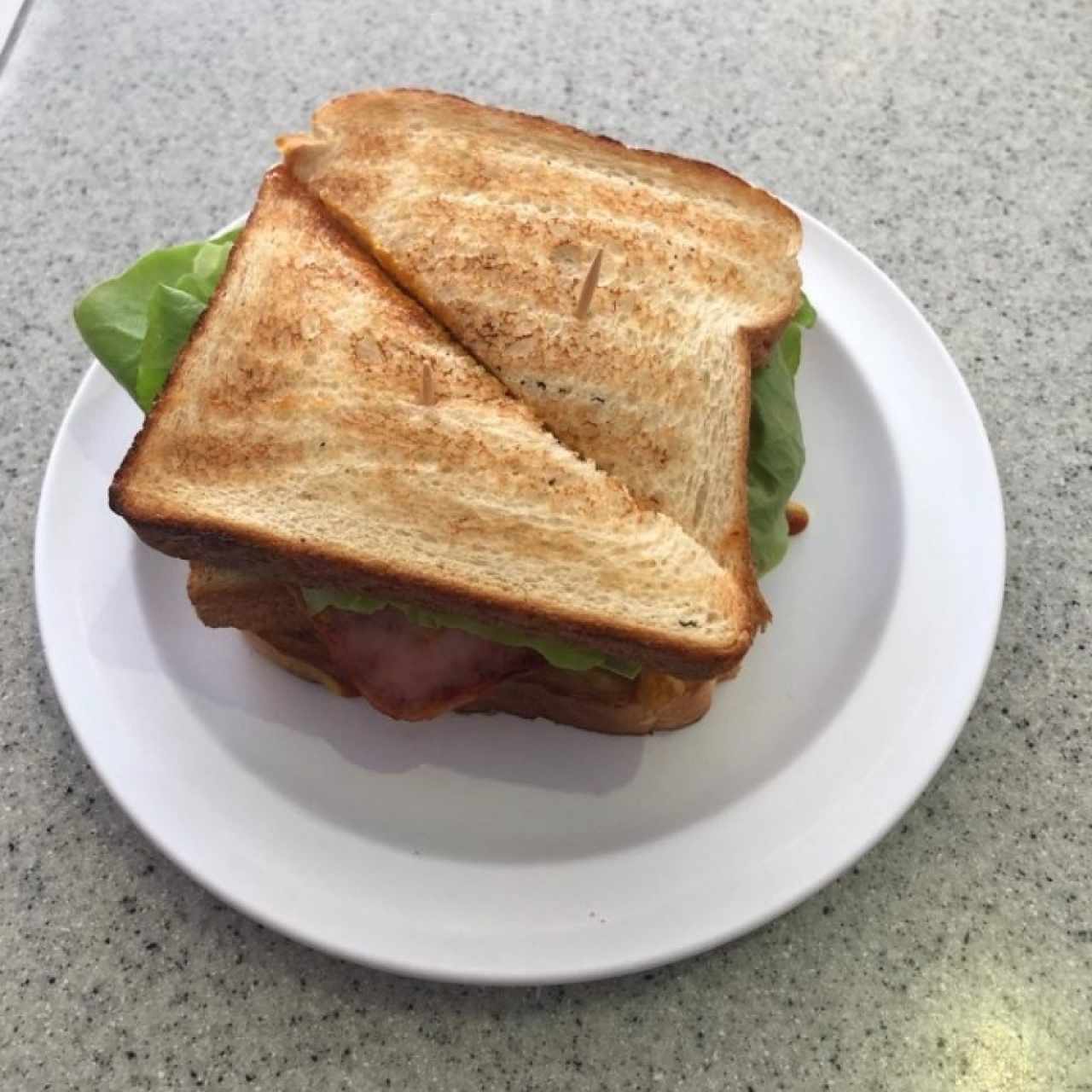 Emparedado de jamón con queso y huevo