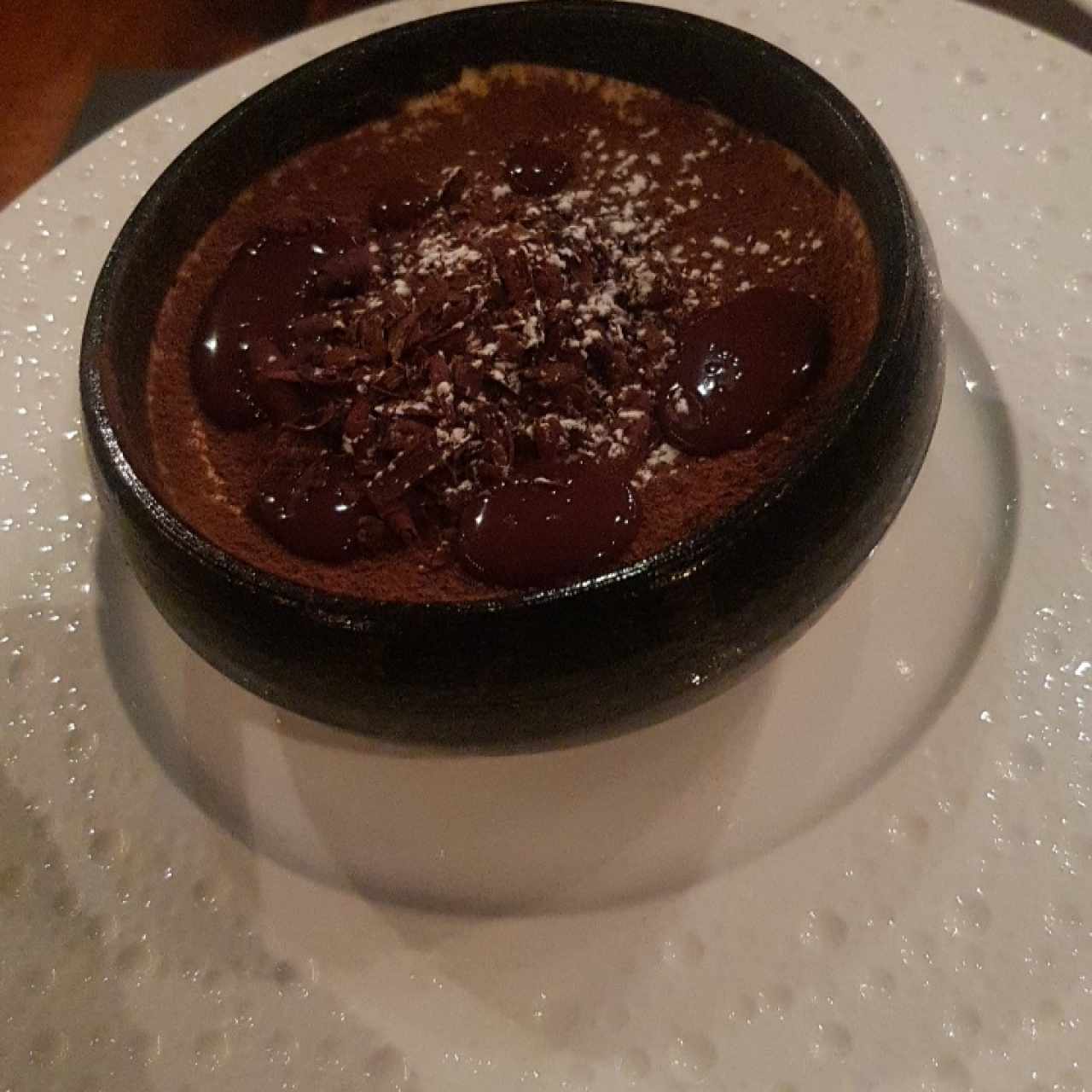 Tiramisu, crema mascarpone y bizcocho húmedo con café y virutas de chocolate y cacao