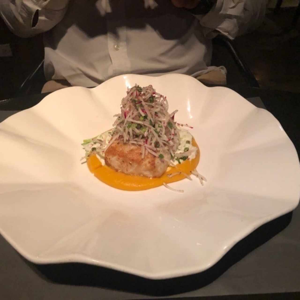 Pargo al horno, pure de papa, camote y zanahoria, con cebollines salteados y bacon