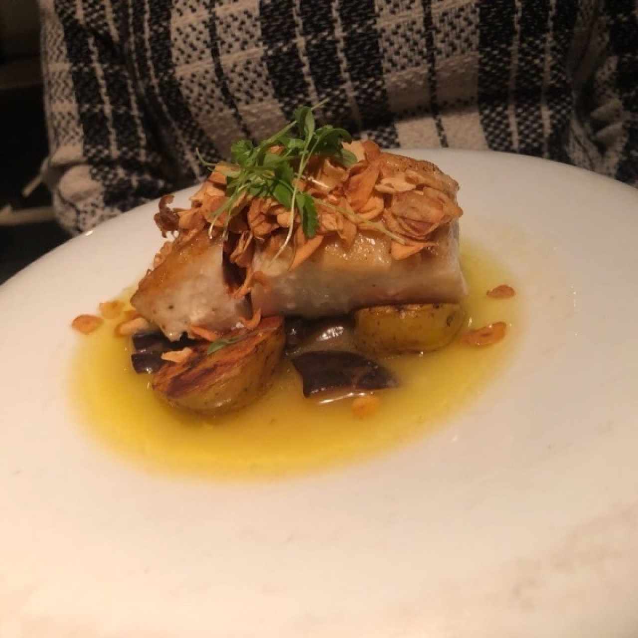 Corvina con emulsion de limón, hongos de temporada y papas colombianas