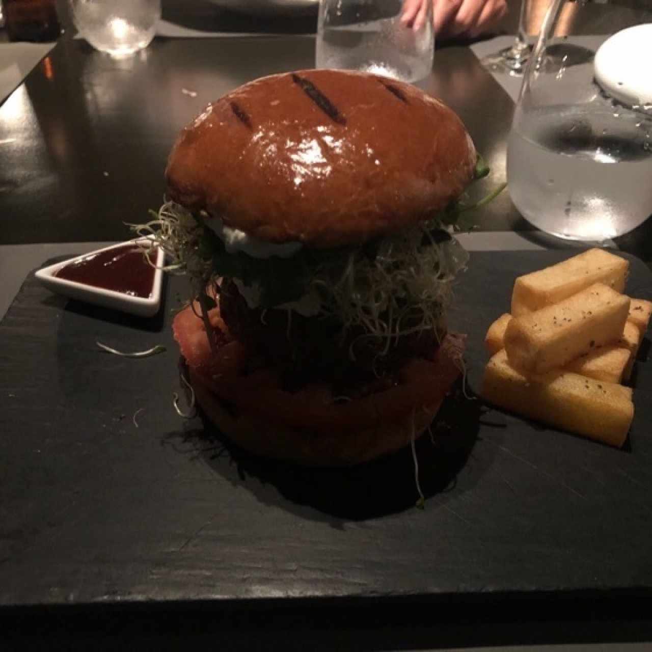 Hamburguesa CBP, Tres tipos de Carne, tomate, mermelada de cebolla, queso azul, ensalada de arugula, alfalfa y brotes de radish