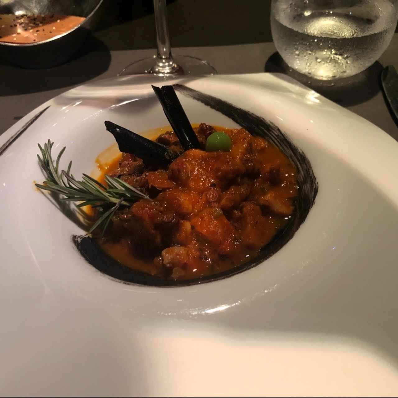 Pulpo cocido en sofrito criollo con crujiente de yuca