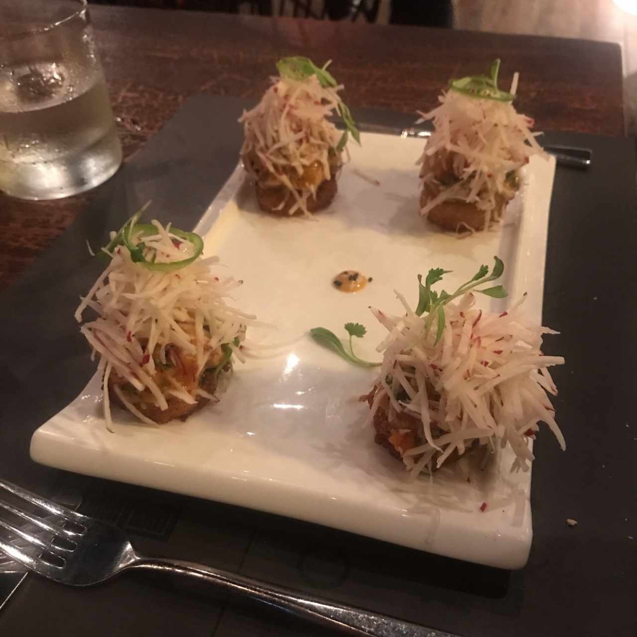 Tartar de Salmón Spicy sobre Galleta de Arroz