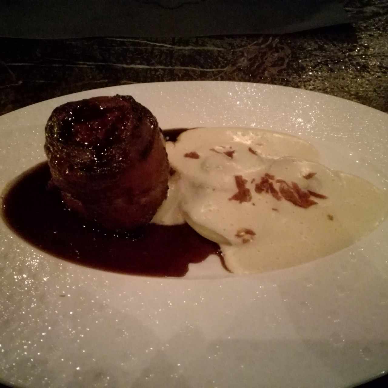 Filet de mignon, raviolis de queso manchego y salsa de parmesano