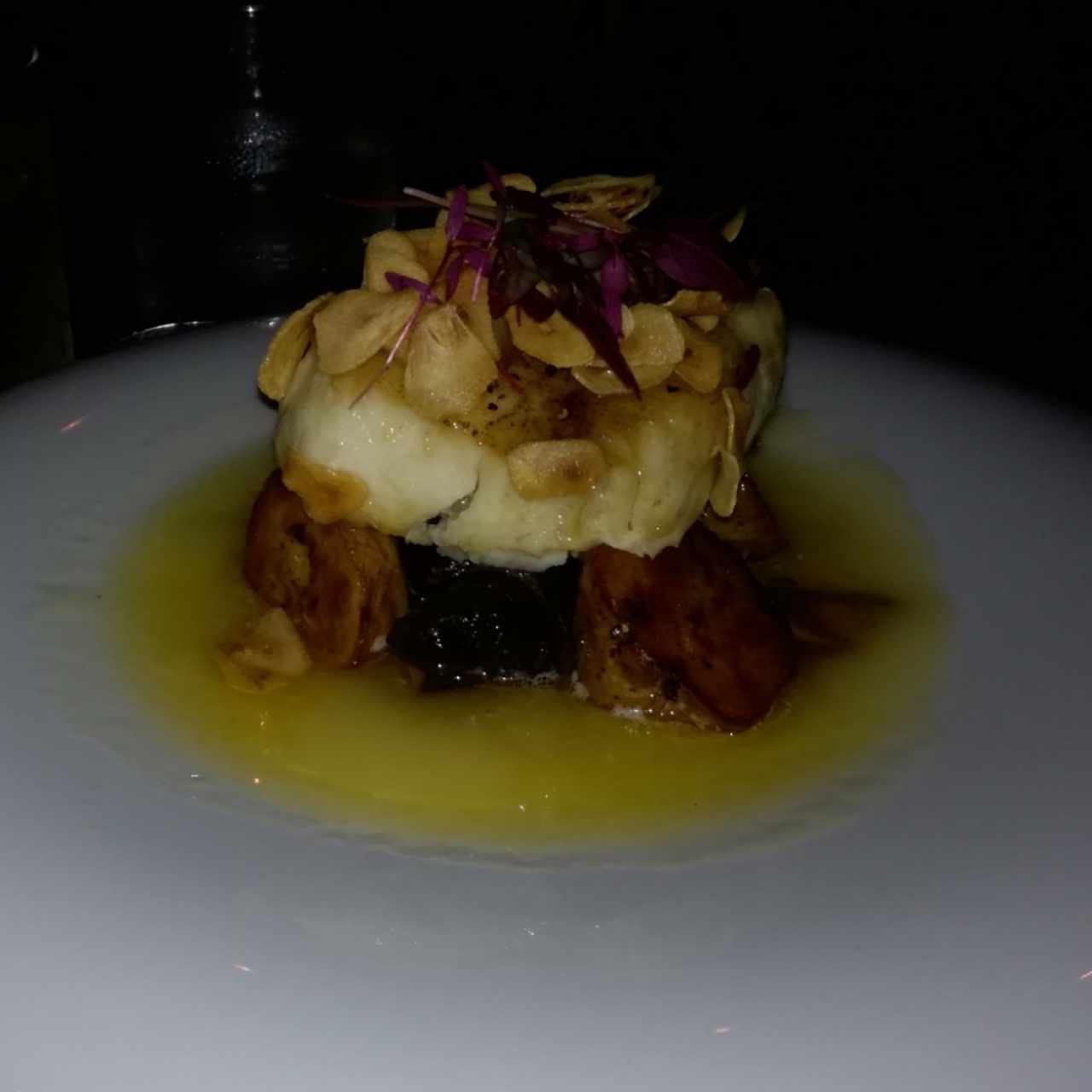 Corvina con emulsion de limón, hongos de temporada y papas colombianas