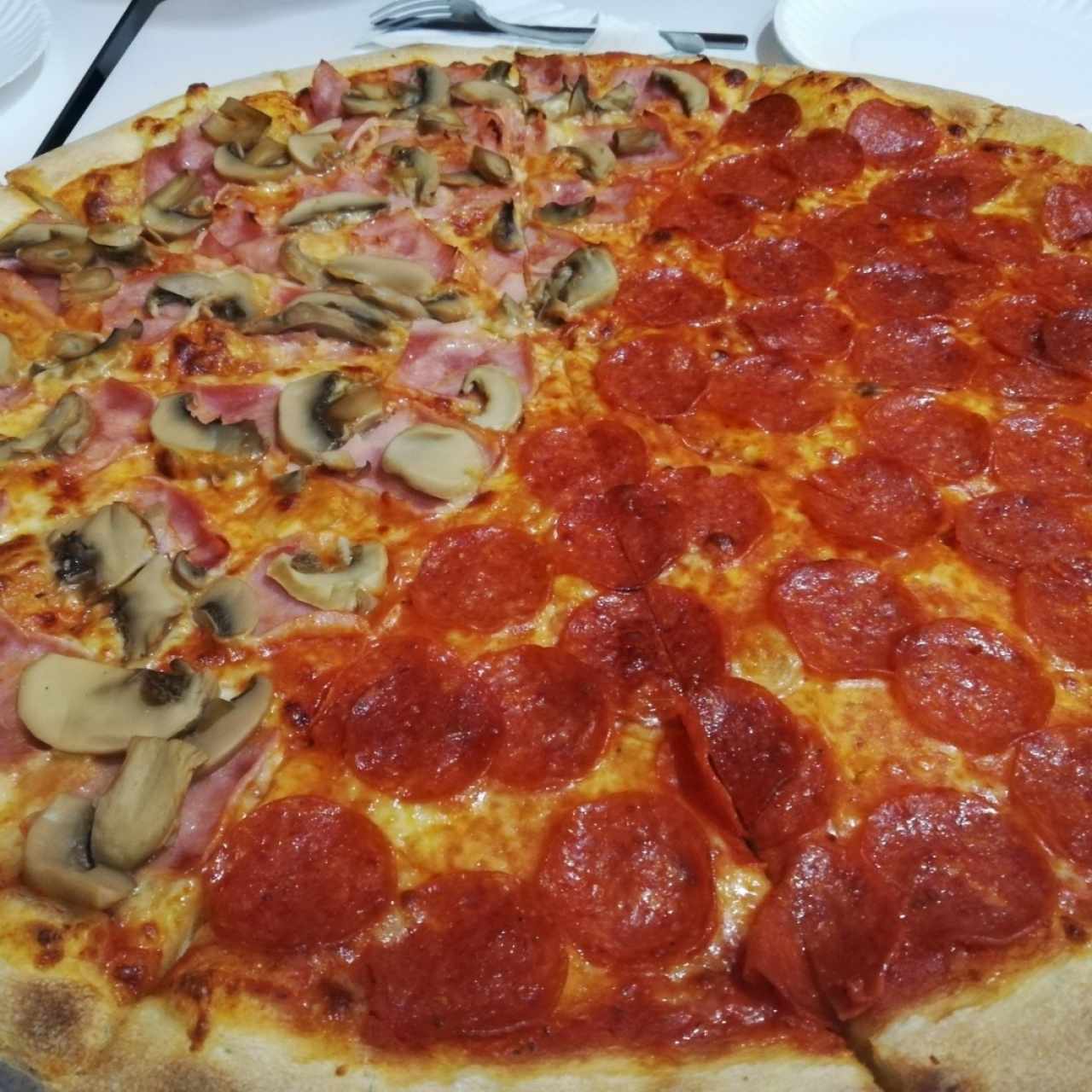 pizza de pepperoni y jamón con hongos