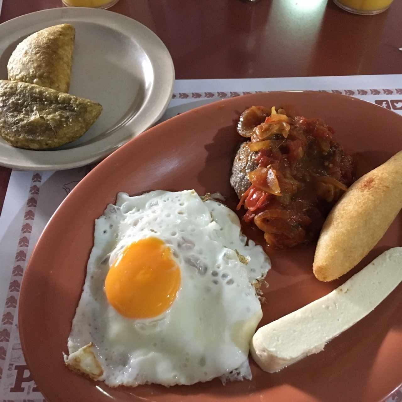 Desayuno Argentina y enoanadas de plátano.